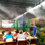 Охлаждение туманом летней площадки ресторана